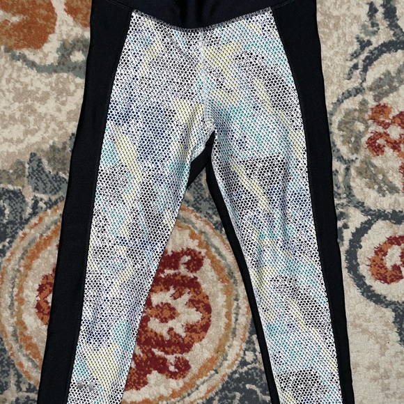 NWOT Women’s UNDER ARMOUR grid pattern compression leggings SMALL - Picture 2 of 4